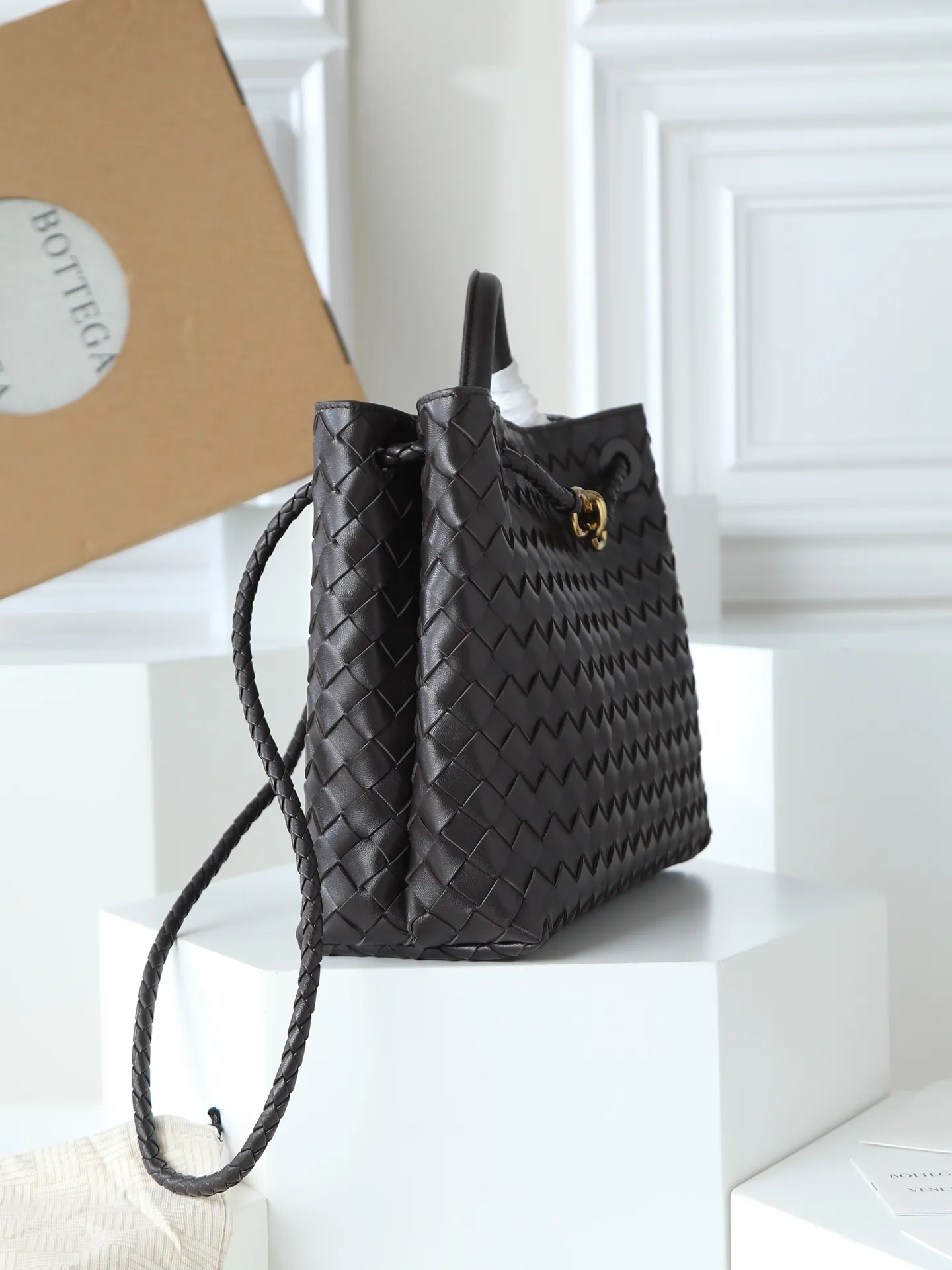 1550. Andiamo is shipping‼ ️Really popular🔥The new Andiamo woven handbag launched by Bottega Veneta this season is really popular all over the world! ! Celebrities at home and abroad have worn it, and Oscar-winning actress Michelle Yeoh has taken it out on the street. Song Jia, Trai Yala, Yu Feihong, Sanji Ayaka, Rosie Hunting-Whiteley, Yoshioka Riho, etc. have all worn this bag. It is classic and versatile and shows off your temperament, and the bag capacity is also large, which is very convenient for daily commuting! ! A variety of carrying methods, the shoulder straps can be adjusted by yourself, the original lambskin feels soft and delicate, and the unisex style breaks gender boundaries and brings a more practical and longer-lasting use experience. Andiamo, which has both elegant and casual styles, perfectly interprets the true appearance of "fashionable old money style". Style number: 766016 Size: 32*24*12